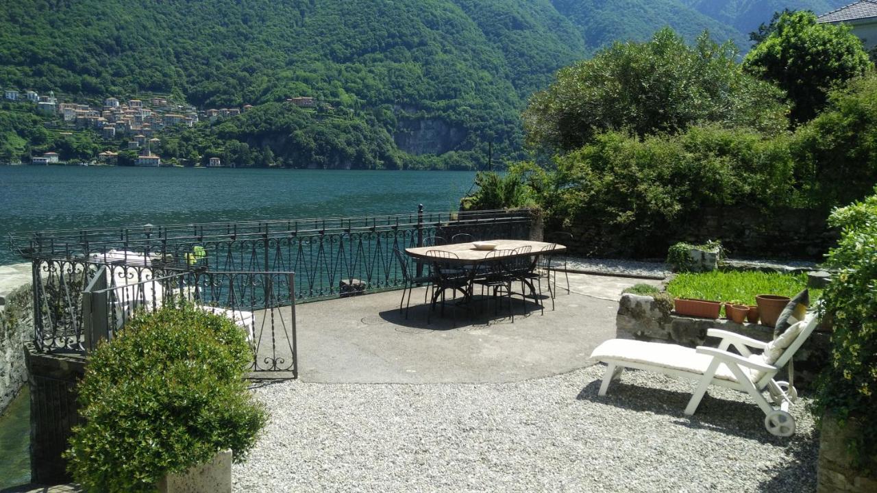 House On The Lake Shore Of Лальо Екстериор снимка