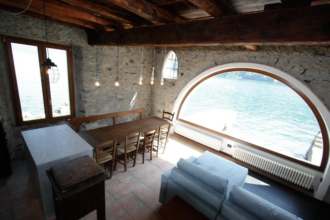House On The Lake Shore Of Лальо Екстериор снимка