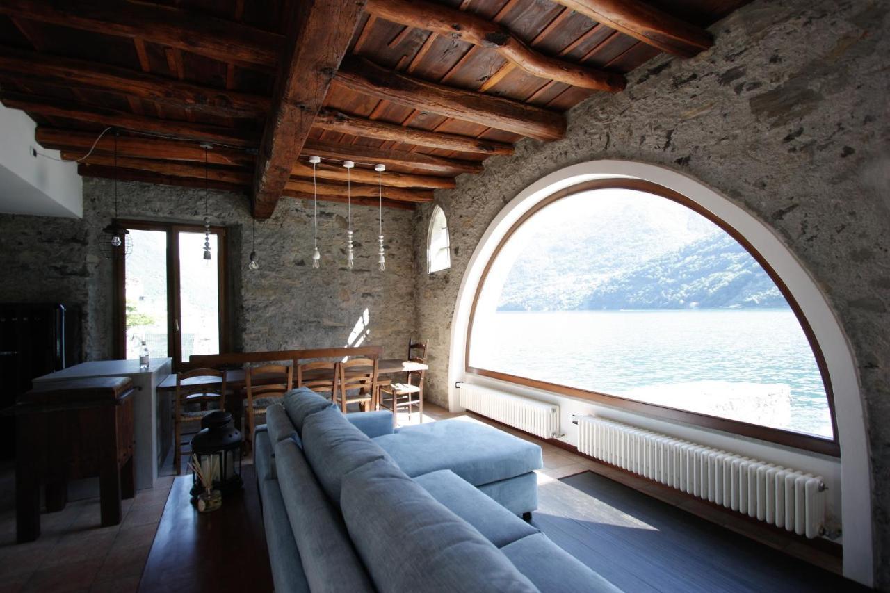 House On The Lake Shore Of Лальо Екстериор снимка