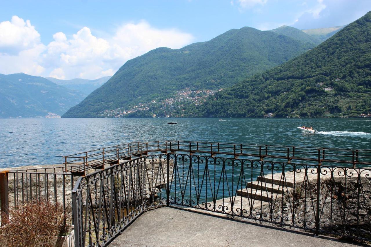 House On The Lake Shore Of Лальо Екстериор снимка