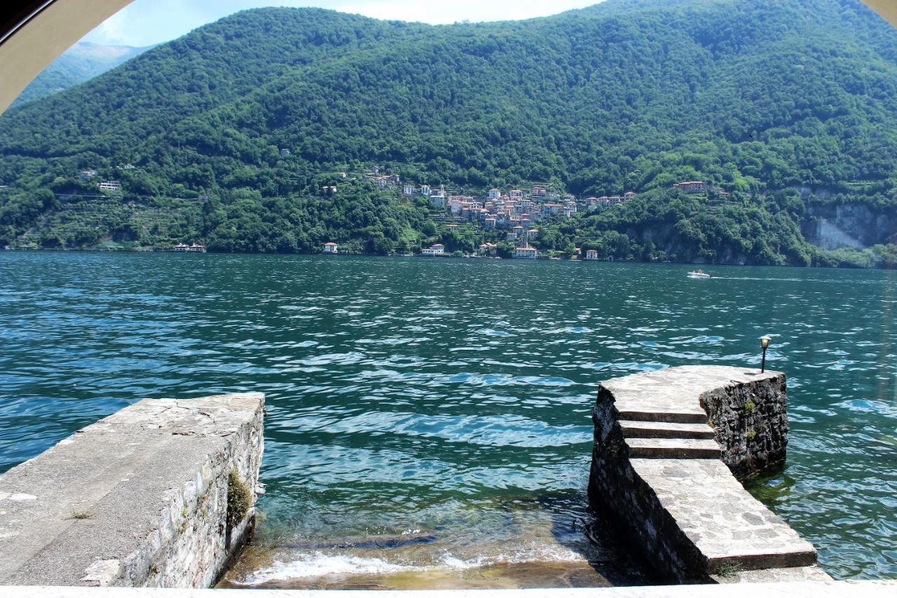 House On The Lake Shore Of Лальо Екстериор снимка