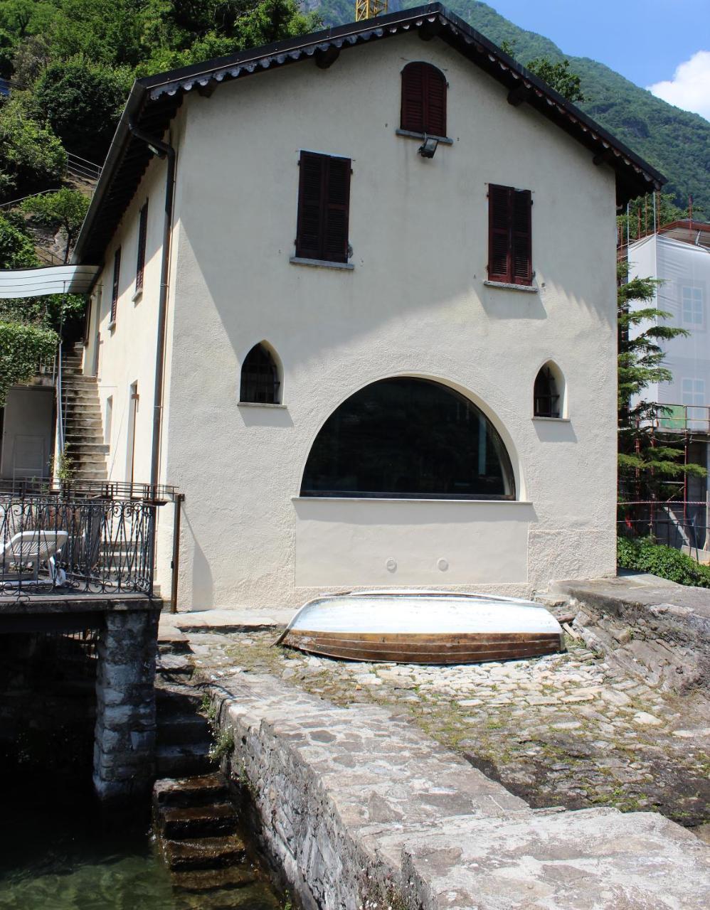 House On The Lake Shore Of Лальо Екстериор снимка