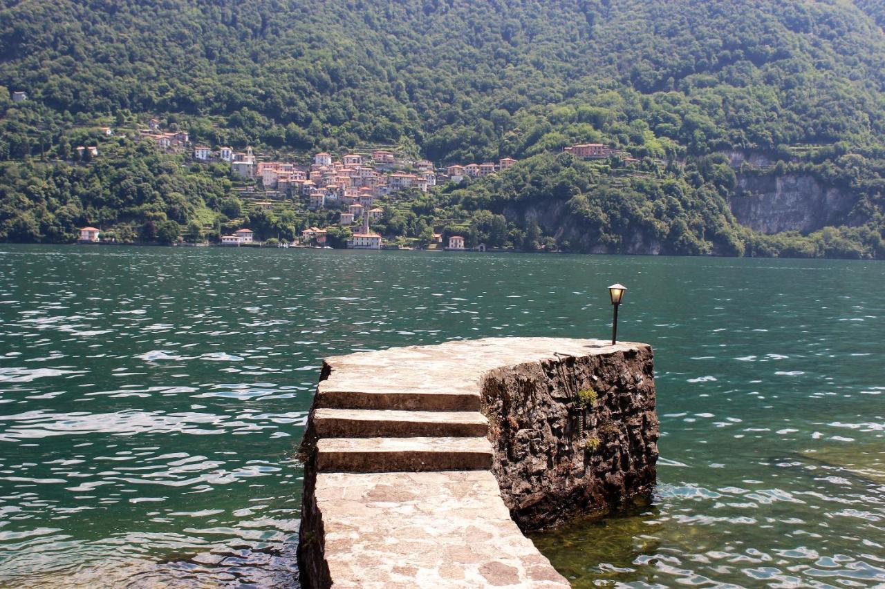 House On The Lake Shore Of Лальо Екстериор снимка